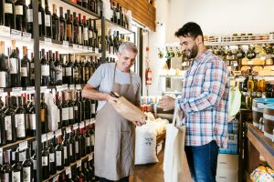 Les cavistes français font face à une baisse significative des ventes de vins